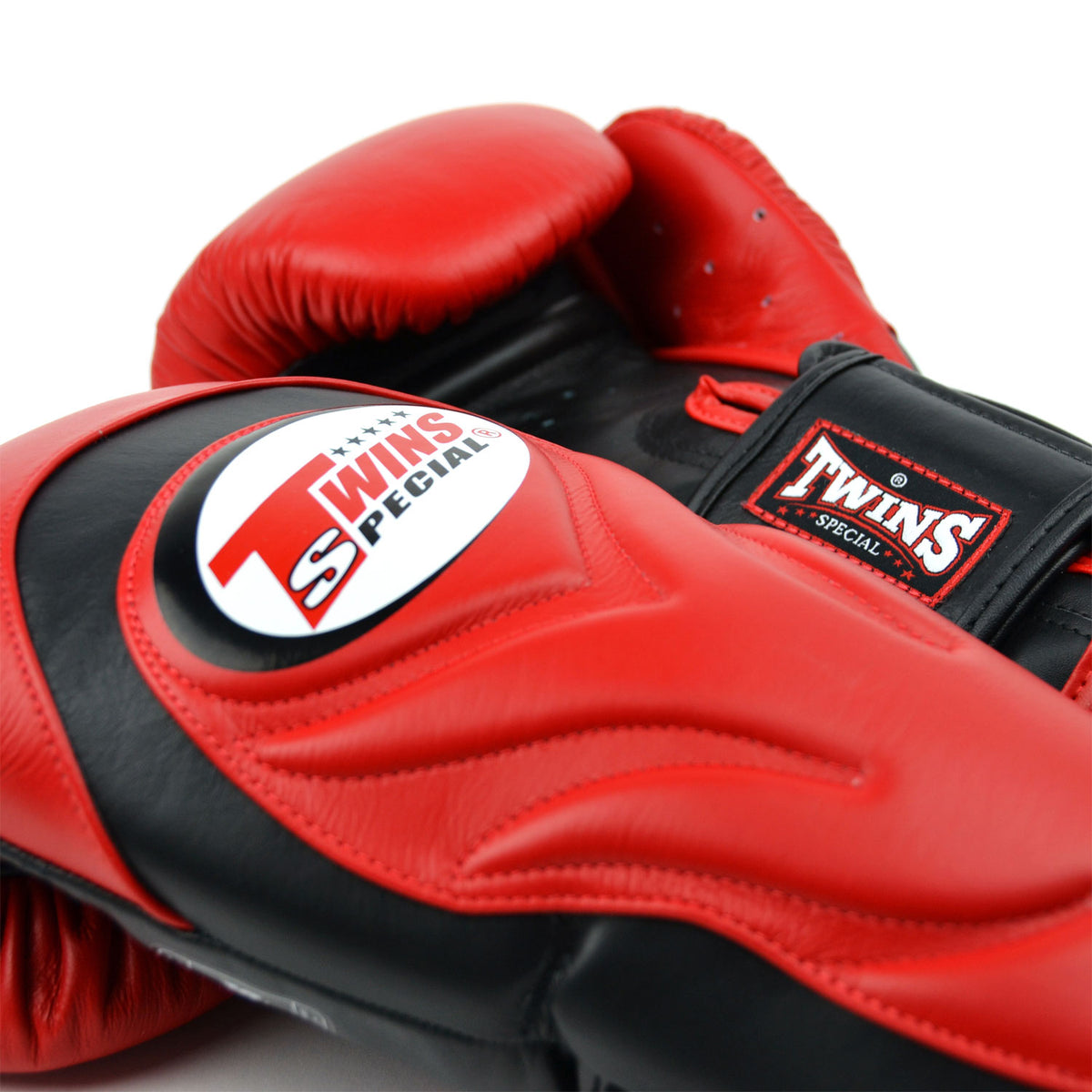 TWINS DELUXE SPARRING GLOVES-RED/BLACK – Champs Bxing ltd